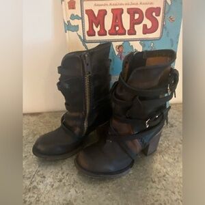Free Bird Baker Black distressed
